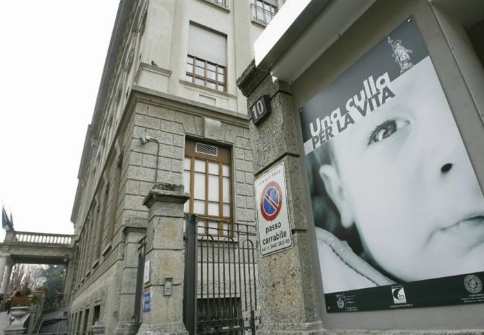 Milano, il bimbo lasciato nella Culla della Vita trova una famiglia
