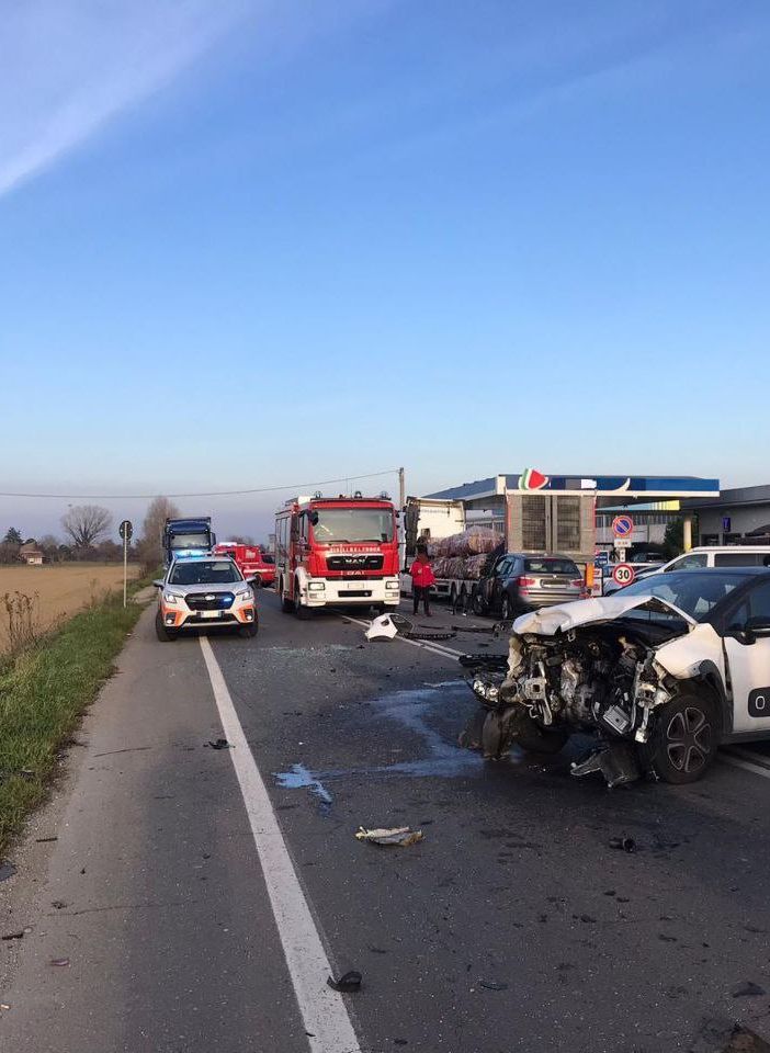Oltrepò: scontro tra auto sulla provinciale 1, tre uomini in codice giallo al San Matteo
