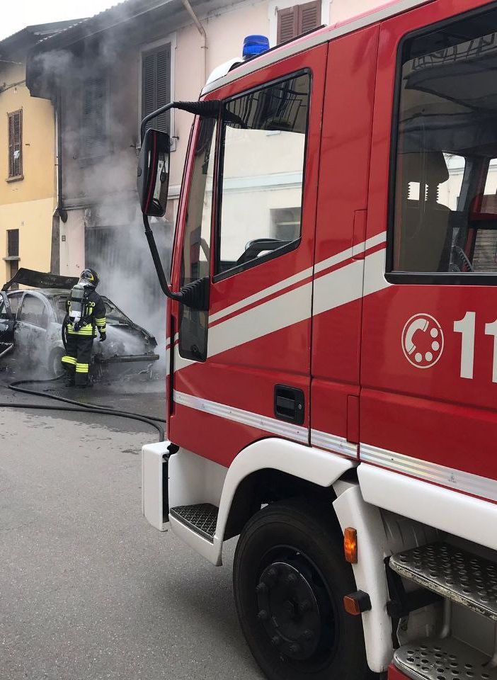 Casorate Primo: auto divorata dalle fiamme, sul posto i Vigili del fuoco