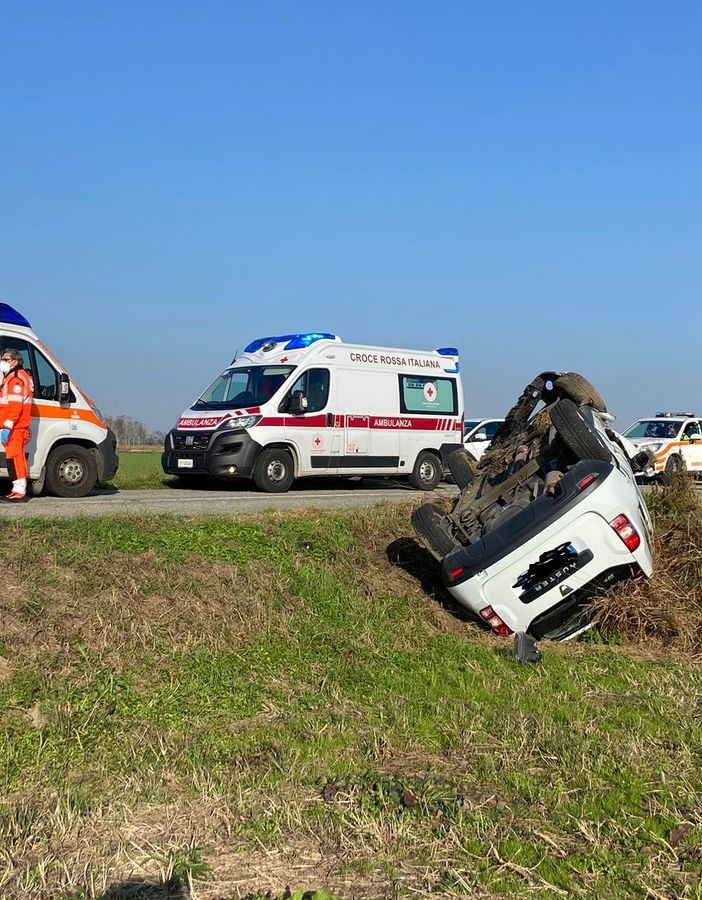 Valle: si ribaltano con l'auto sulla provinciale 5, ferite una donna 49enne e bambina di 9 anni