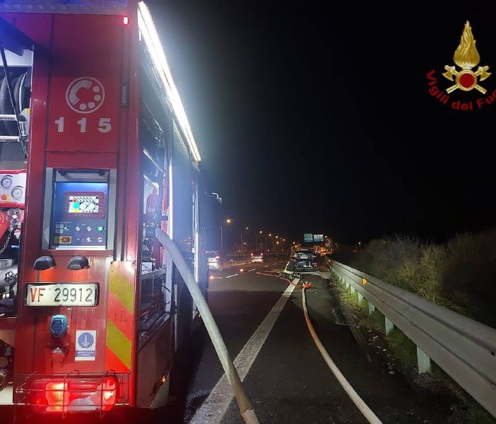 Auto divorata dalle fiamme sul raccordo stradale A53 Pavia-Bereguardo, intervengono i Vigili del fuoco