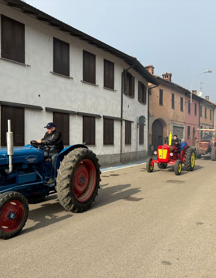 LA FOTONOTIZIA. Olevano, il 3° raduno lomellino dei trattori d'epoca