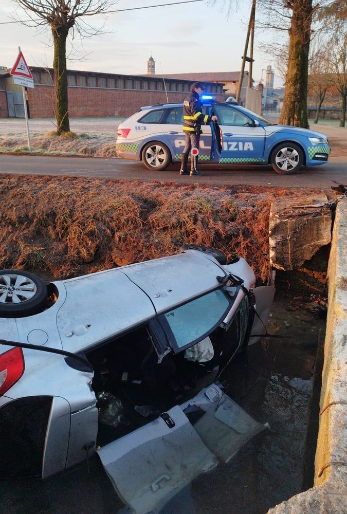 Magherno: auto finisce nel canale, muore un ragazzo 22enne