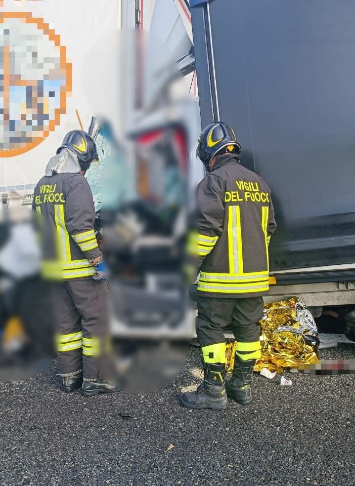 Scontro tra camion sull'autostrada A21, conducente soccorso con l'elicottero al San Matteo
