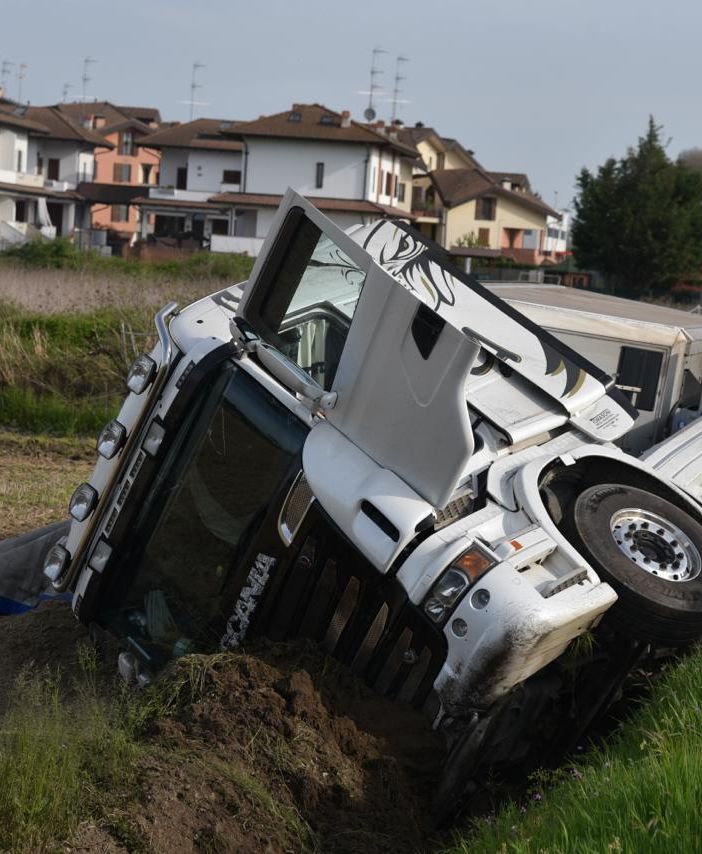 Mortara: autoarticolato si ribalta in strada Pavese, traffico in tilt