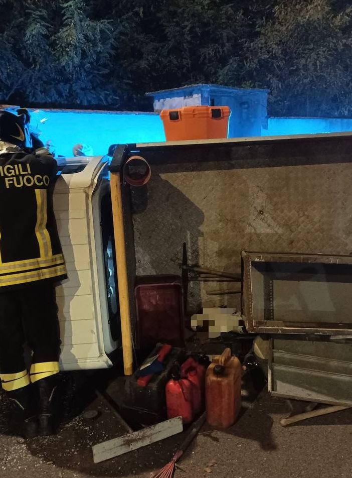 Gambolò: si ribalta con l'autocarro in corso Umberto I, ferito un 71enne