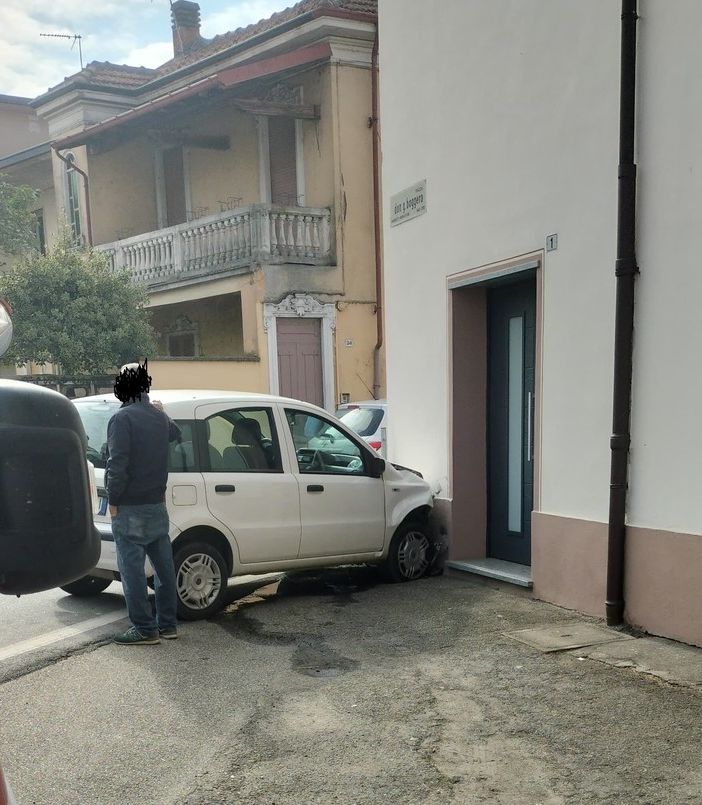 Zeme: tamponamento tra furgone e auto che si schianta contro un muro. 75enne trasportato al Beato Matteo