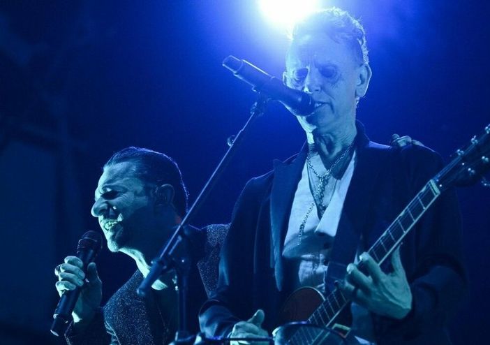 Sanremo 2023, i Depeche Mode super ospiti della serata finale del Festival: l'annuncio di Amadeus al Tg 1