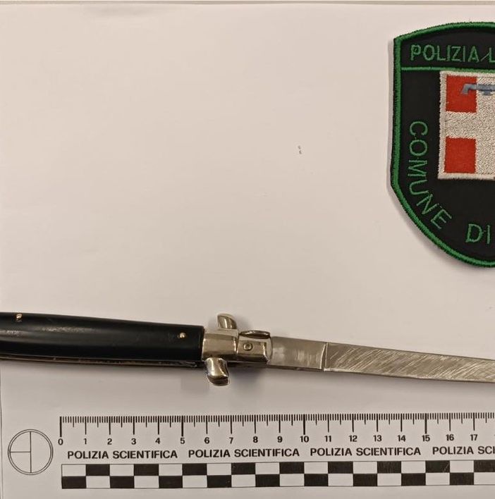 Trecate, guida in stato di ebbrezza e porto abusivo d’arma: denunciato un 58enne
