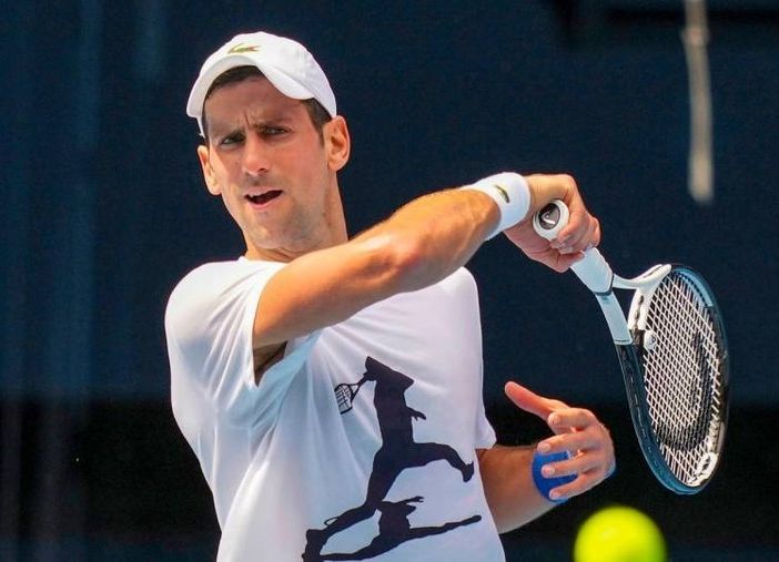 Caso Djokovic, l'Australia revoca il visto al tennista non vaccinato