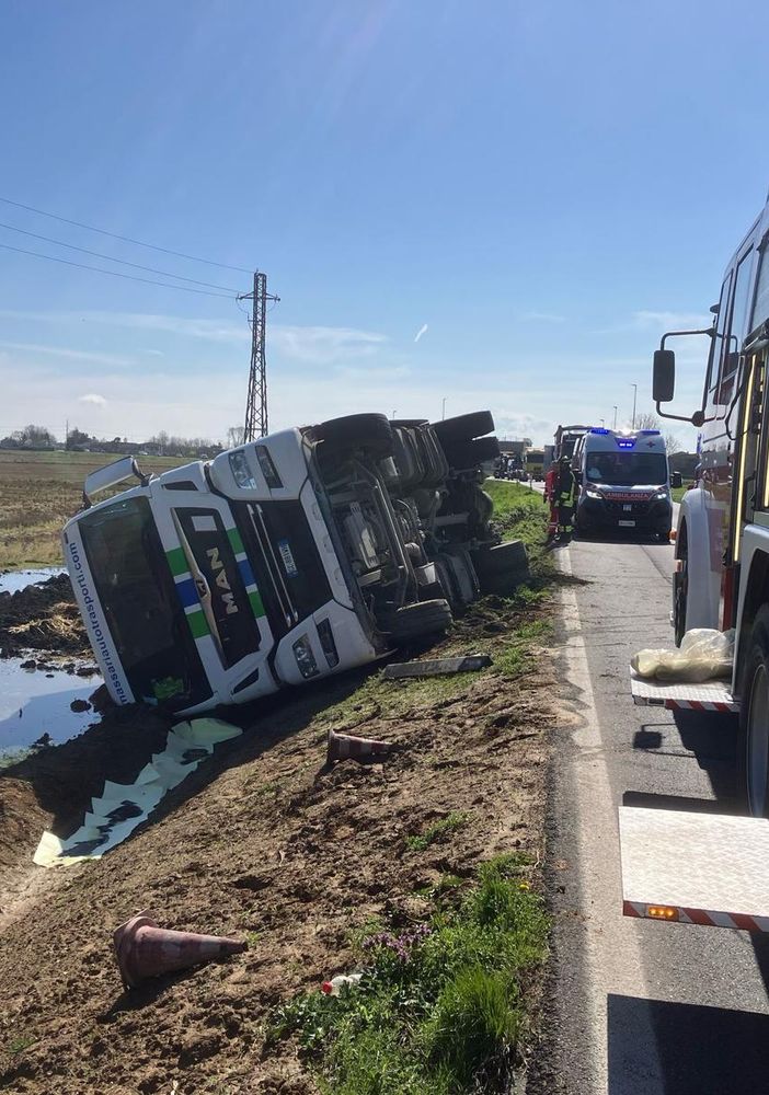 Sant'Angelo: camion che trasporta fanghi si ribalta sulla statale 596