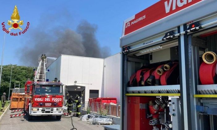 Novara, incendio al Decathlon: nessun ferito