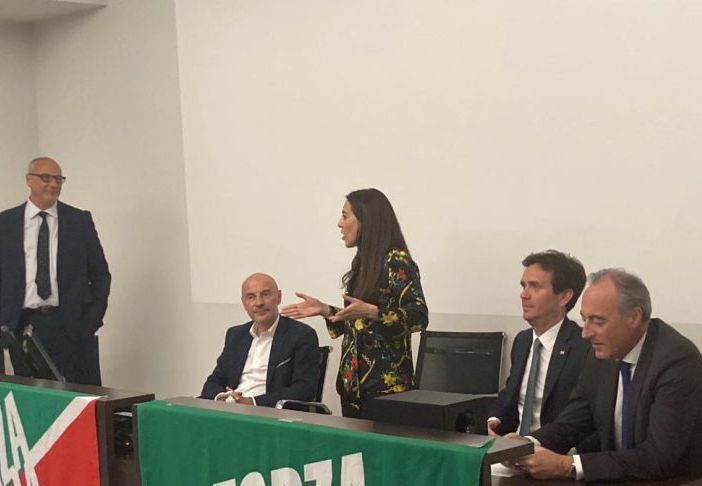 Licia Ronzulli e alla sua sinistra Alessandro Cattaneo