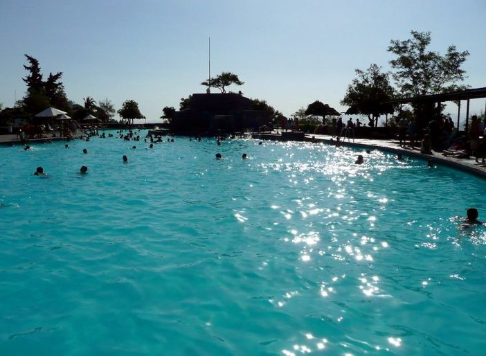 Malore in piscina: bimba di 7 anni grave al San Matteo di Pavia