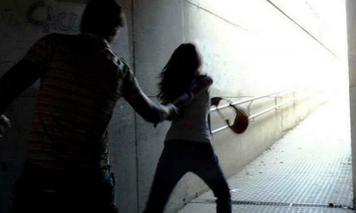 Pavese, interviene per difendere delle ragazze: donna presa a pugni