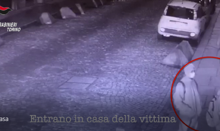 VIDEO. Incubo a Torino per una donna di 74 anni picchiata, bendata e sequestrata in una casa del centro: arrestati i tre rapinatori