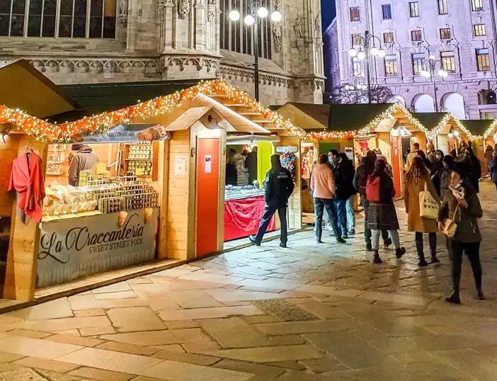 Milano: 78 baite natalizie in legno nella piazza del Duomo