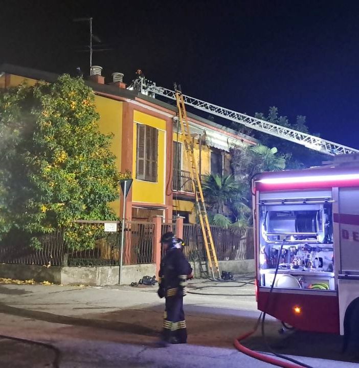 Vigevano: incendio sul tetto di un'abitazione in via Ceresio, sul posto 3 squadre di Vigili del fuoco