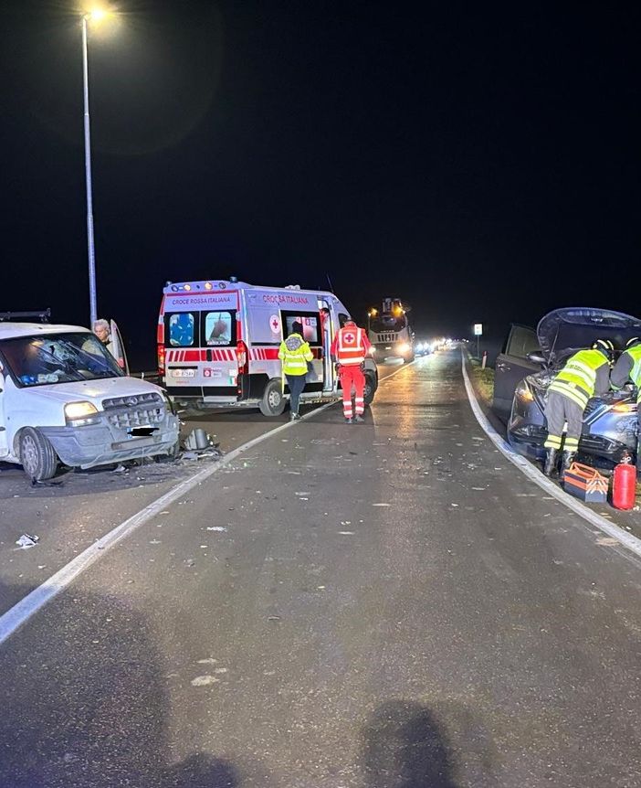 Lomello: scontro tra suv e furgone sulla statale 211, quattro persone soccorse in codice giallo