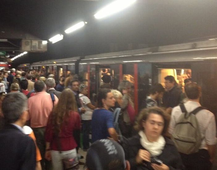 Milano: 14enne tenta di togliersi la vita in metro, soccorsa dai carabinieri