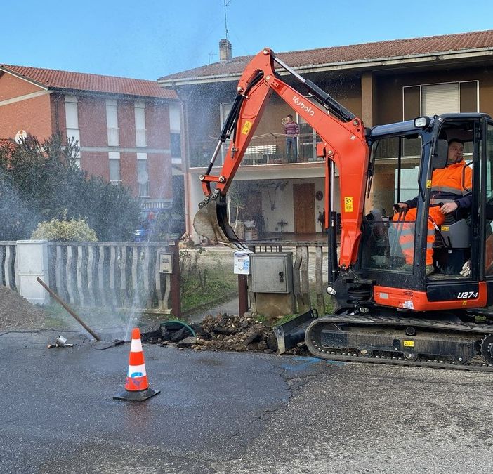 Mede: riparata una perdita d'acqua in viale I Maggio