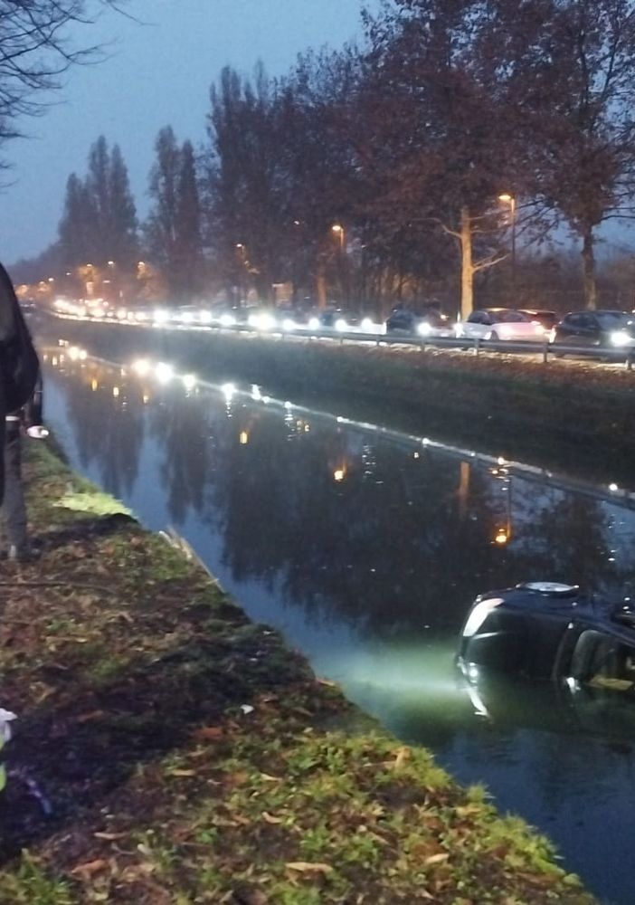 Pavia: scontro tra auto in viale della Repubblica, una cade nel Naviglio, 22enne in gravi condizioni