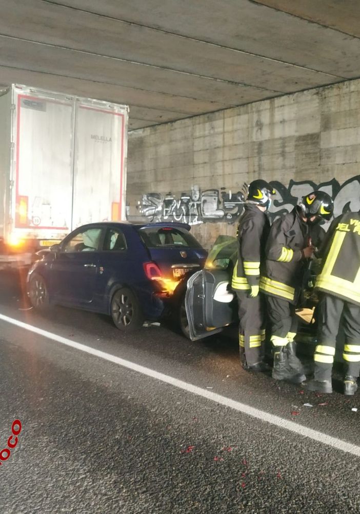 Pavia: tamponamento tra auto e camion sulla tangenziale est, coinvolte 4 persone