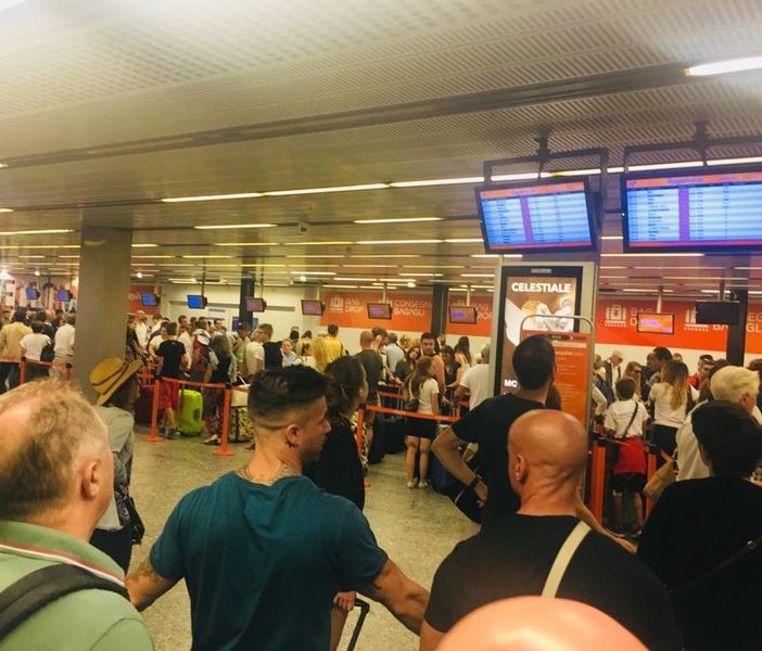 «Oltre un'ora per ritirare il bagaglio a Malpensa». Rischio super attese in vista dell'estate