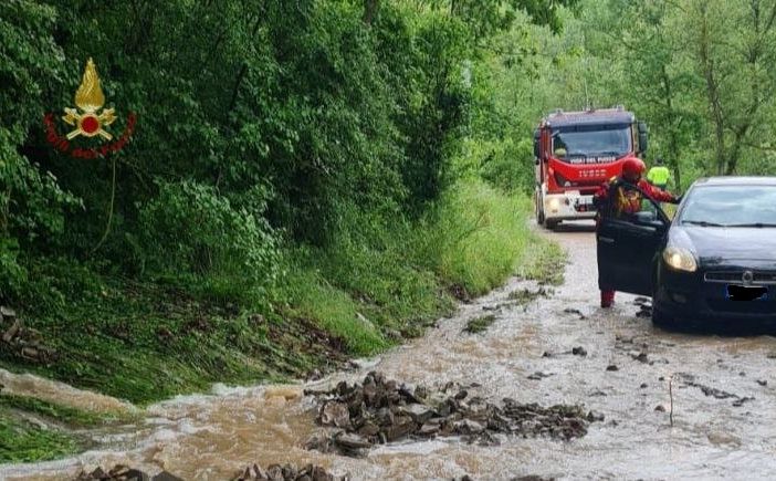 Oltrepò: resta impantanata con l'auto sulla strada allagata, donna soccorsa dai Vigili del fuoco