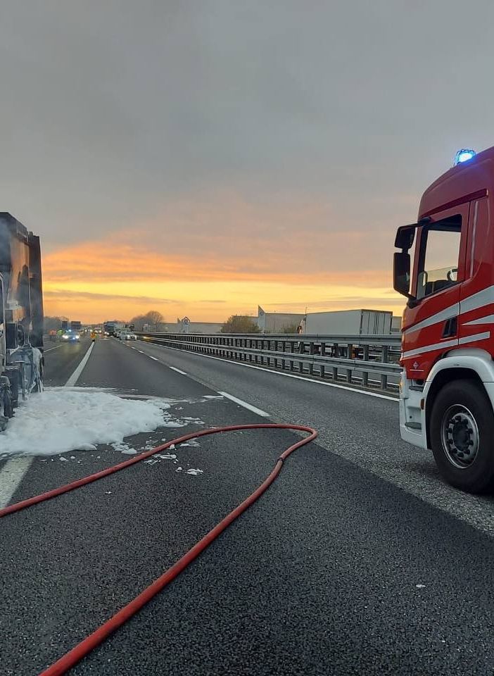 In fiamme un mezzo pesante sull'autostrada Torino-Piacenza, intervengono i vigili del fuoco e traffico in tilt