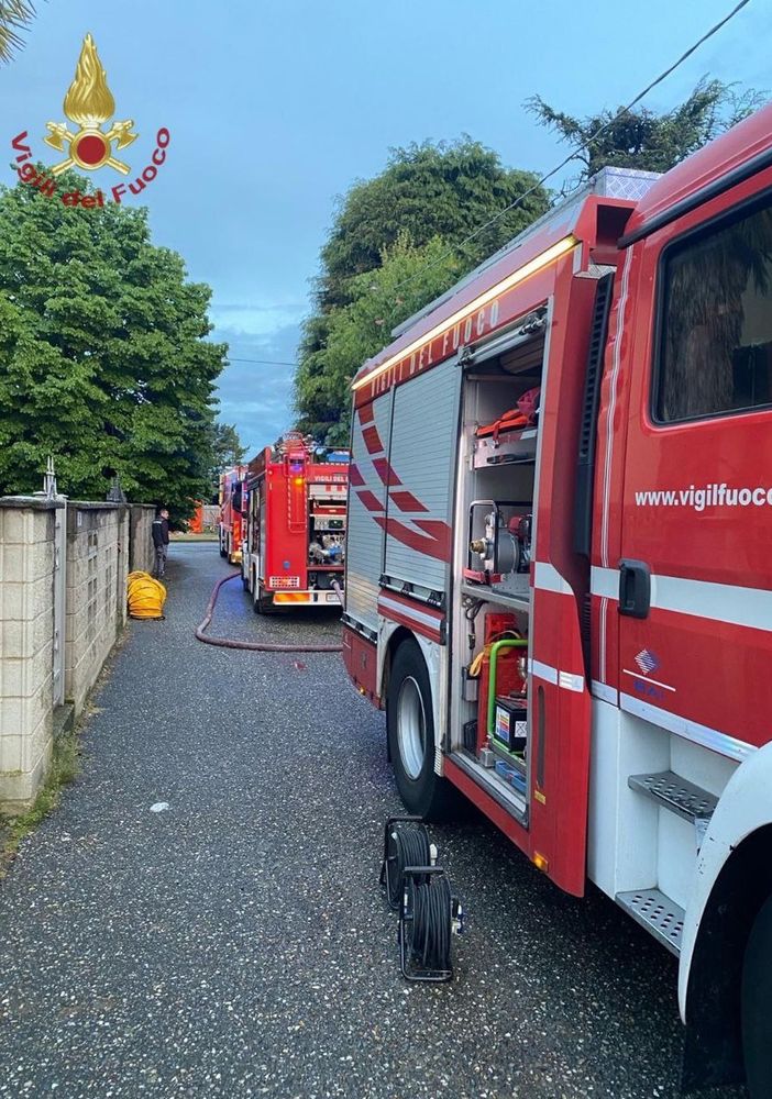 Gropello Cairoli: incendio in una ditta, Vigili del fuoco in azione con diversi mezzi