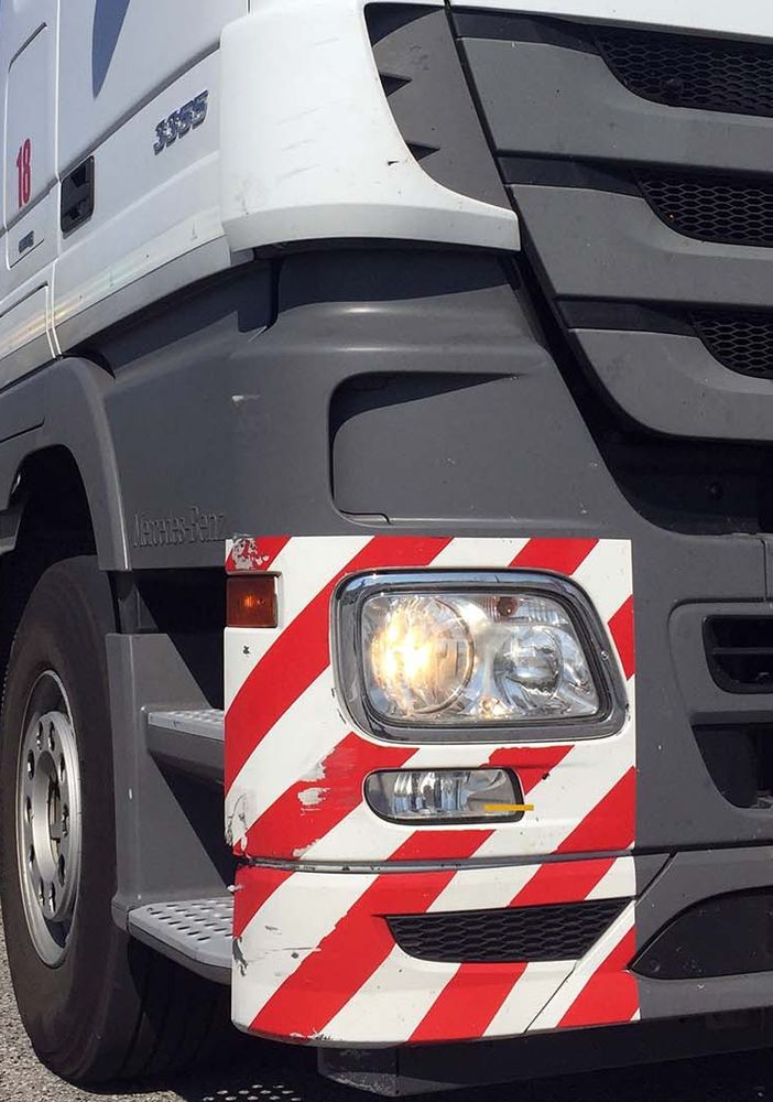 Binasco, pilastro sfonda cabina Tir: autista in codice rosso all’Humanitas
