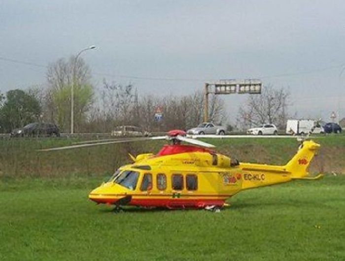 Bareggio: schiacciato contro il cancello dalla sua auto senza freno a mano, elitrasportato al San Gerardo