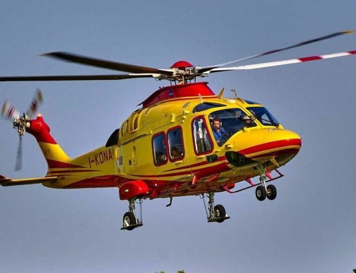 Lacchiarella, incidente sul lavoro: 42enne cade da due metri, elitrasportato al Niguarda in codice rosso