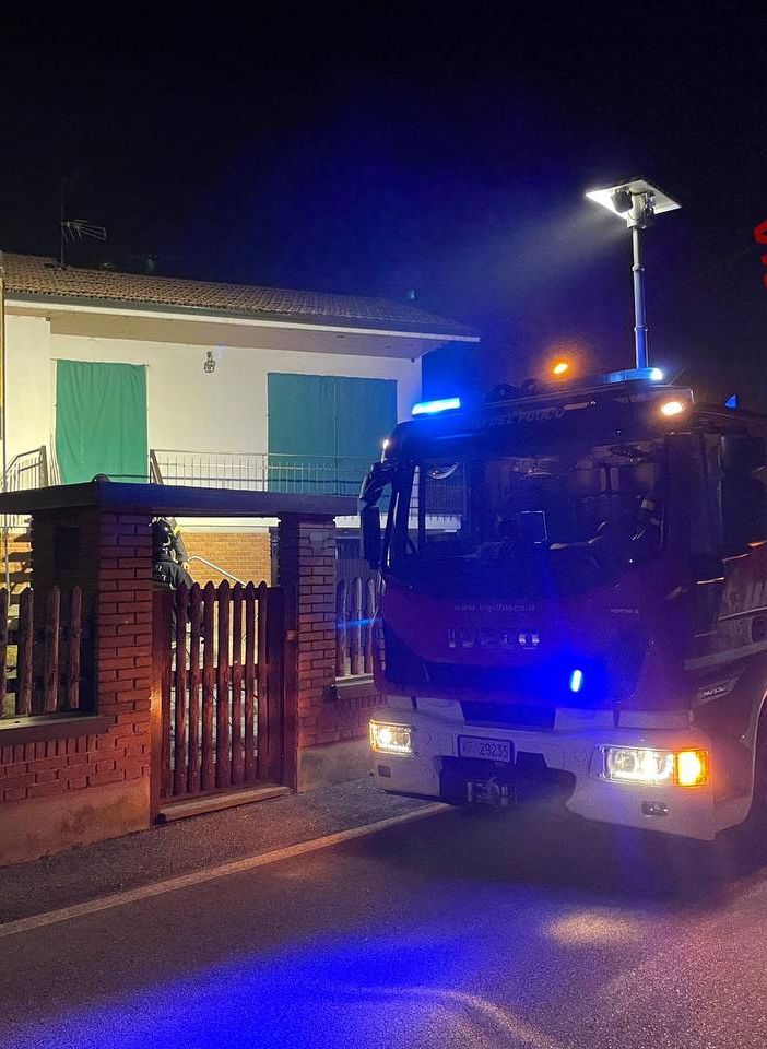 Dorno: incendio in una canna fumaria, Vigili del fuoco in azione sul posto
