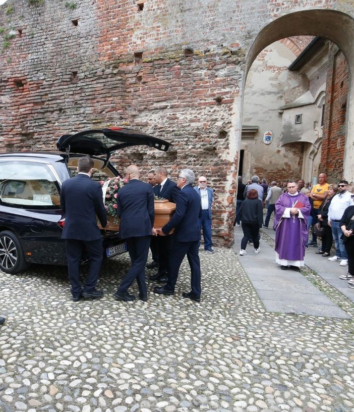Lomello, l'ultimo commosso saluto a Jessica Zilio