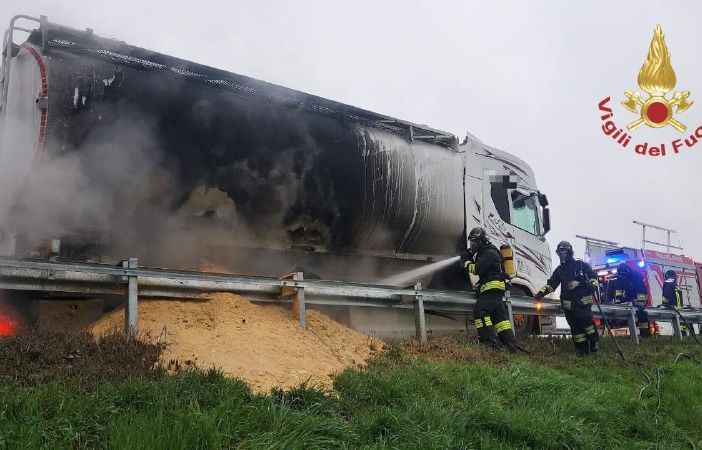 Casteggio-Broni: camion in fiamme sull'autostrada A21, sul posto i Vigili del fuoco