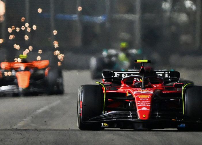 FORMULA 1. Meraviglioso Sainz! Vittoria Ferrari a Singapore
