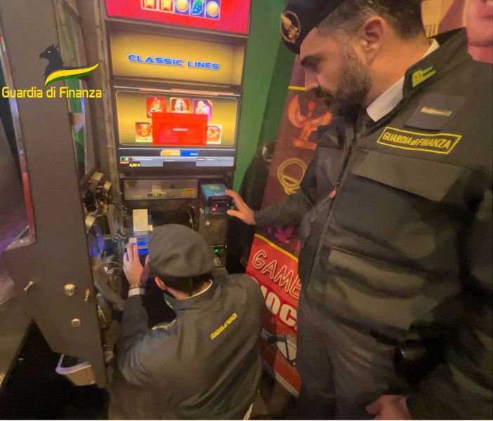 VIDEO. Gestore di slot machine si intasca 700mila euro: denunciato. E scatta il maxi sequestro