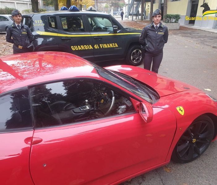VIDEO. Trasforma artigianalmente la sua auto in una Ferrari: denunciato dalla Finanza
