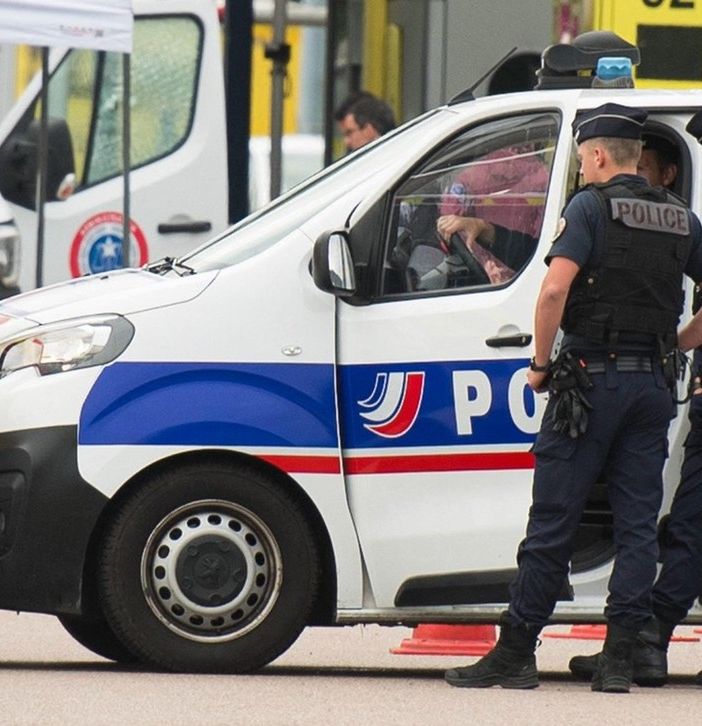 Parigi, auto contro tavoli di bar: un morto e 3 feriti gravi