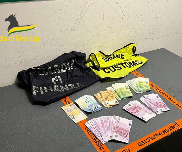 In vacanza con oltre 400mila euro in contanti in valigia: per tre passeggere scoperte a Malpensa scatta il maxisequestro
