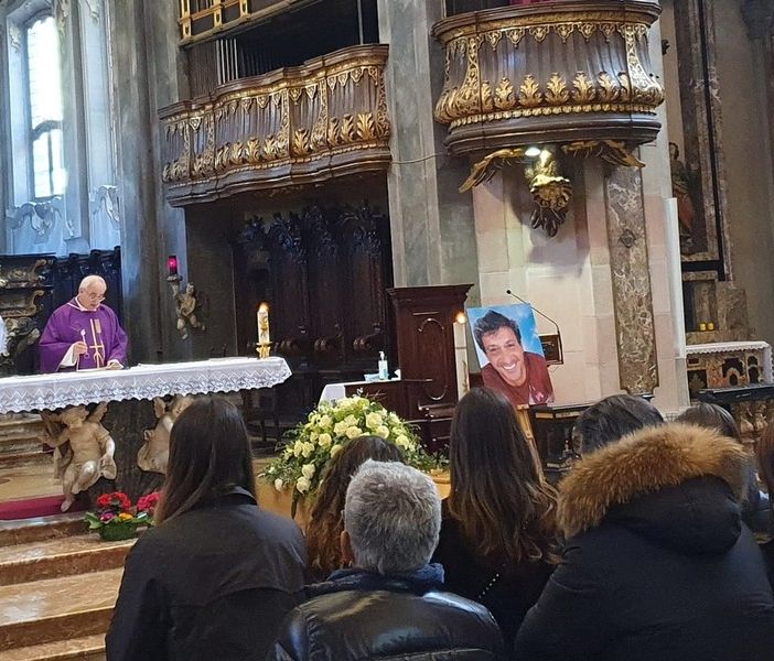Busto, una folla commossa per l’ultimo saluto a Stefano Baldoni