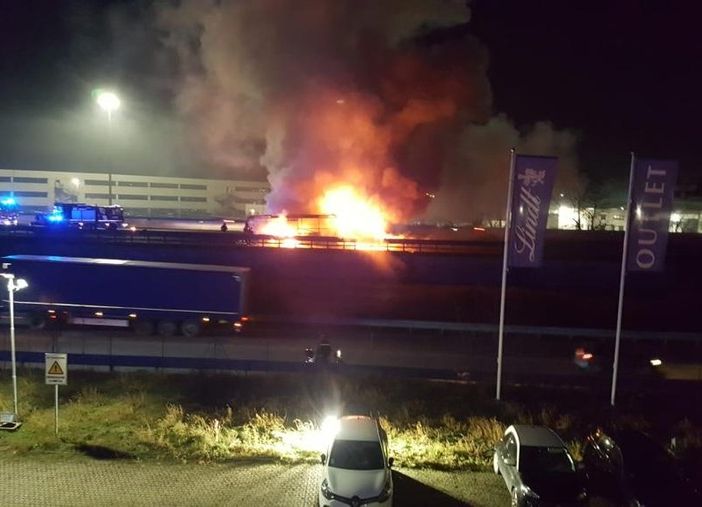 FOTO e VIDEO. Autobus divorato dalle fiamme sull'Autolaghi: soccorsi in azione e A8 chiusa in direzione Varese