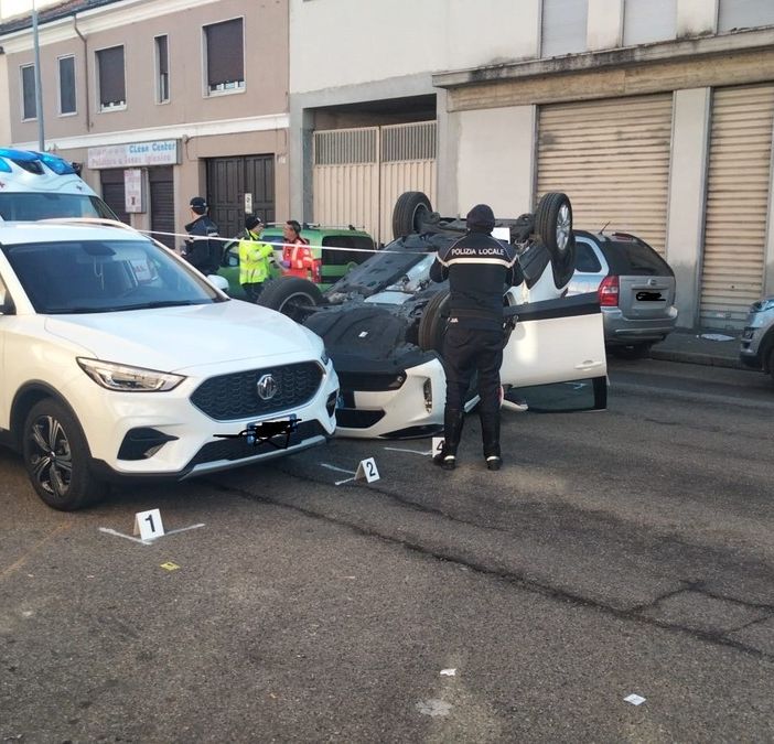 Vigevano: si ribaltano con l'auto in corso Milano, ferite tre persone