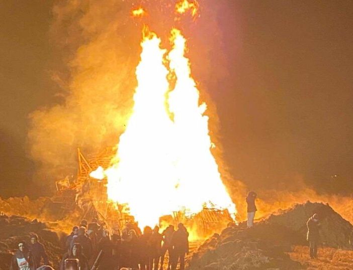 500 persone al falò di Trecate