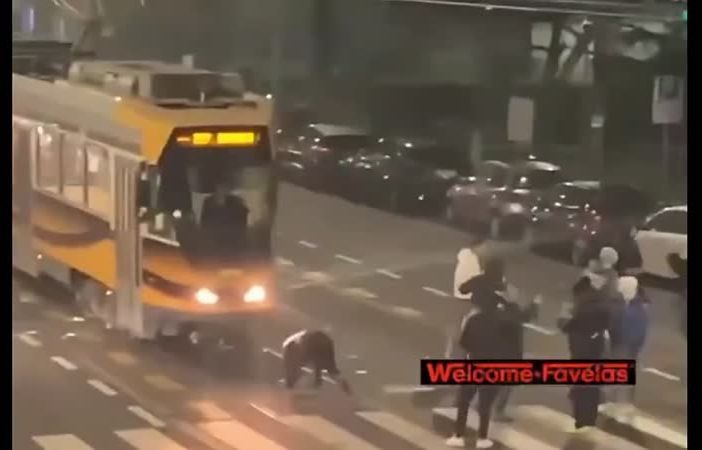 Milano: 15 giovani bloccano tram e lanciano sassi