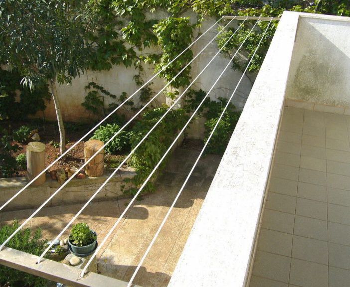 Alessandria, bimbo di 2 anni cade dal balcone: salvato dai fili del bucato