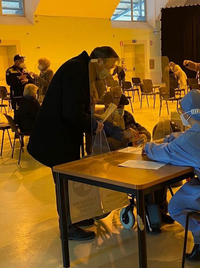 Abbiategrasso, vaccinazioni, signora di Pontevecchio elogia l’organizzazione: “Professionalità impeccabile!”