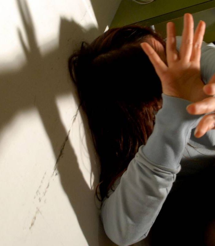 Pavia, picchiavano i figli per i brutti voti a scuola: genitori condannati a risarcire 10mila euro